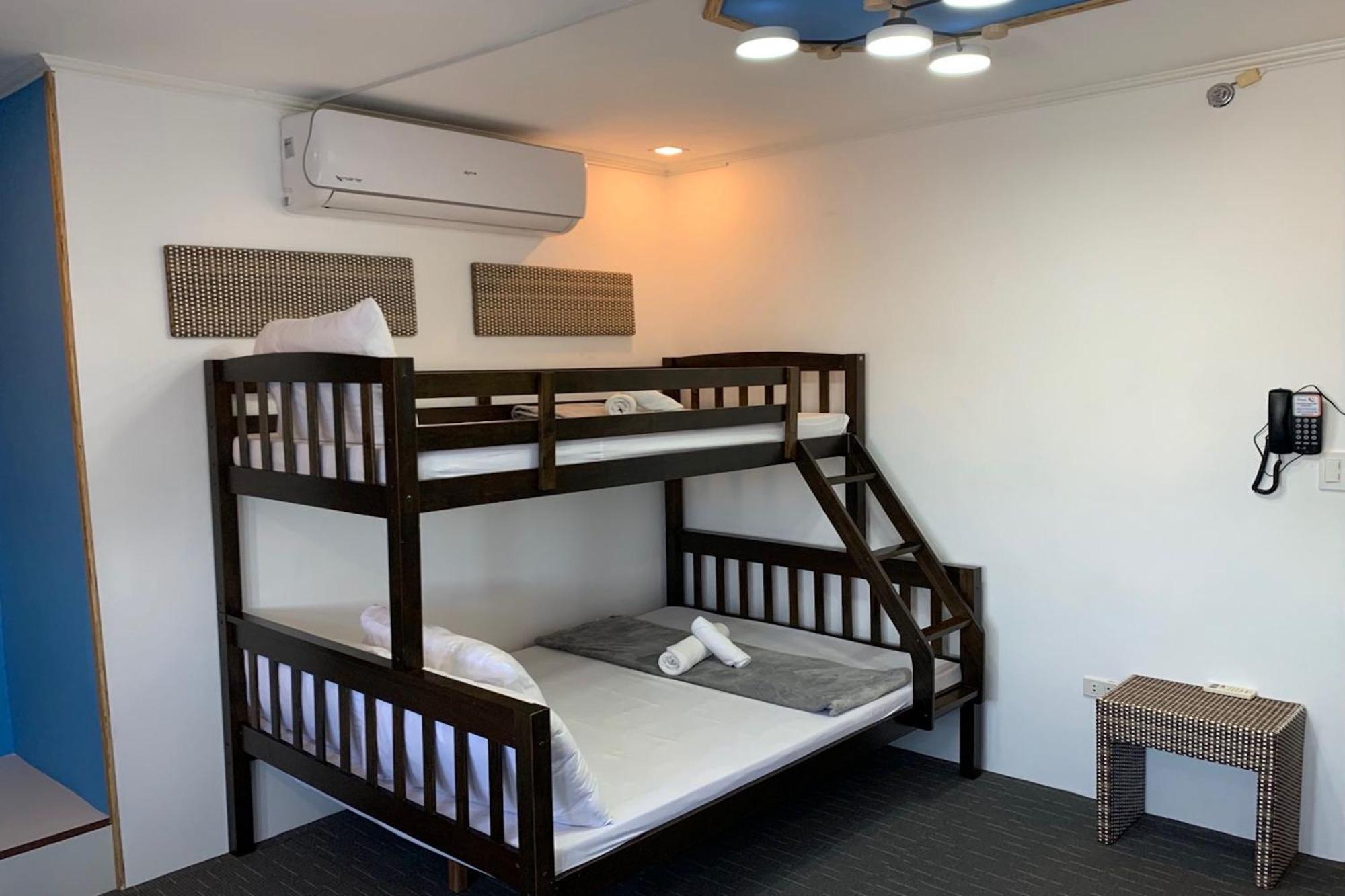 Attic Capsule Hotel Marigondon  Exterior foto