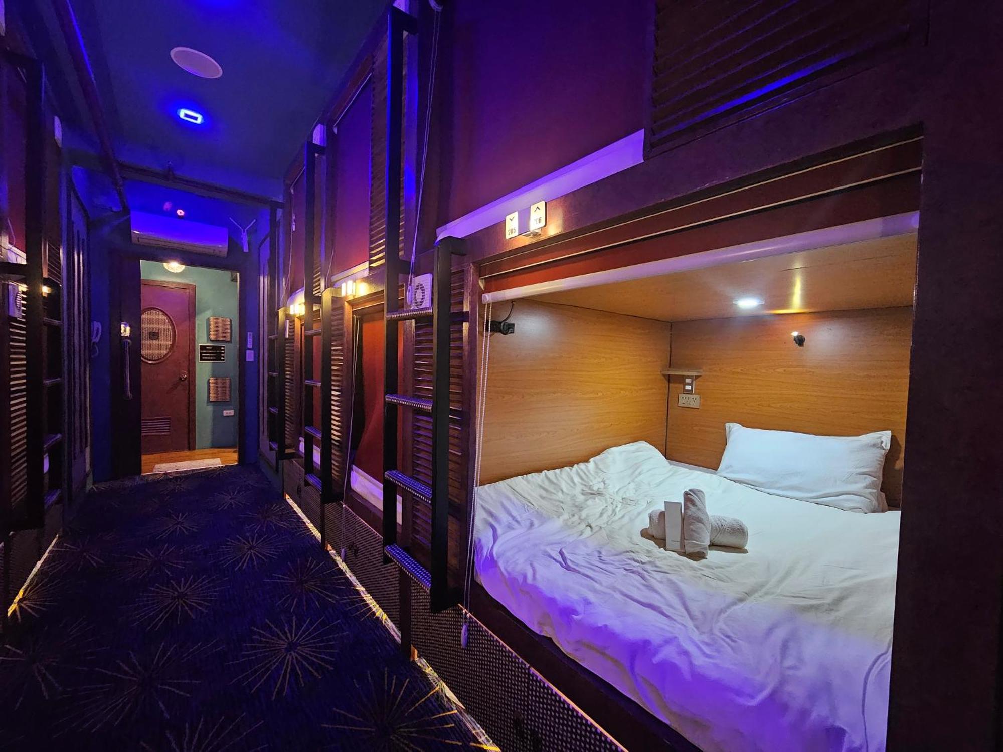 Attic Capsule Hotel Marigondon  Exterior foto